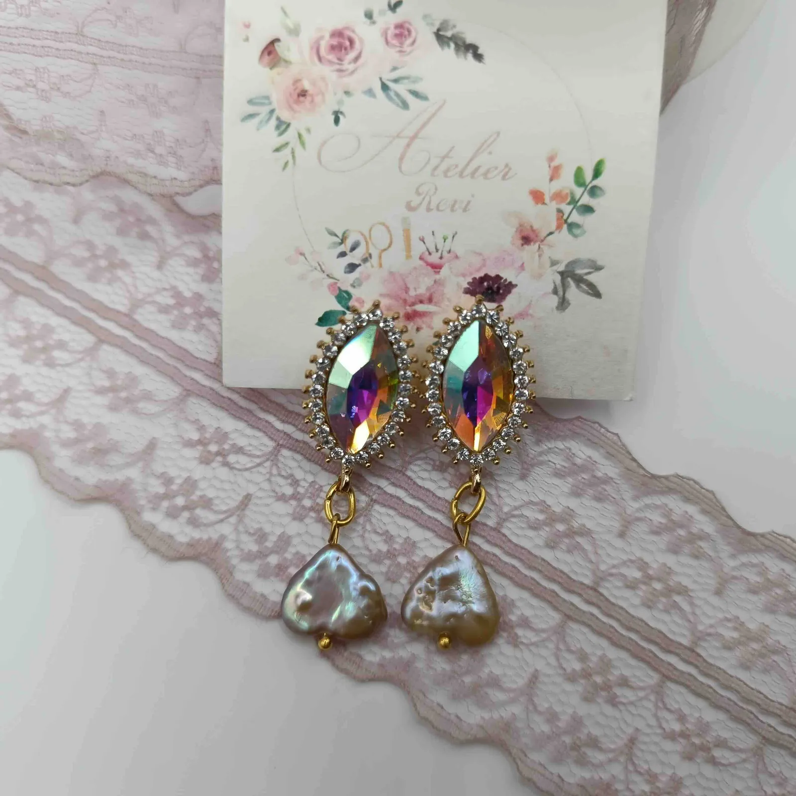 Σκουλαρίκια «Iridescent Halo & Pearl Drops»
