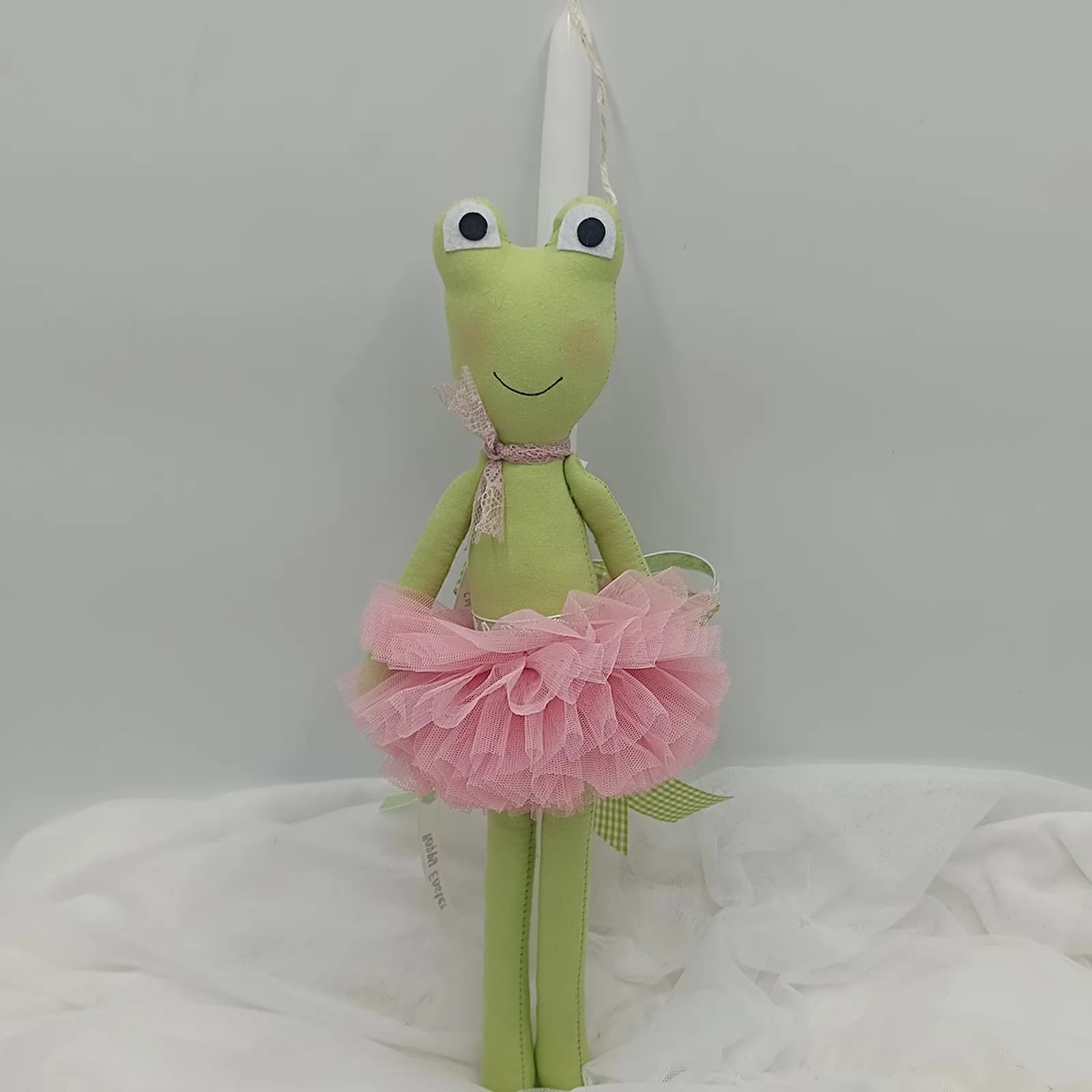 Πασχαλινή Λαμπάδα "Miss Froggy" – Χειροποίητη με Λούτρινη Βατραχίνα