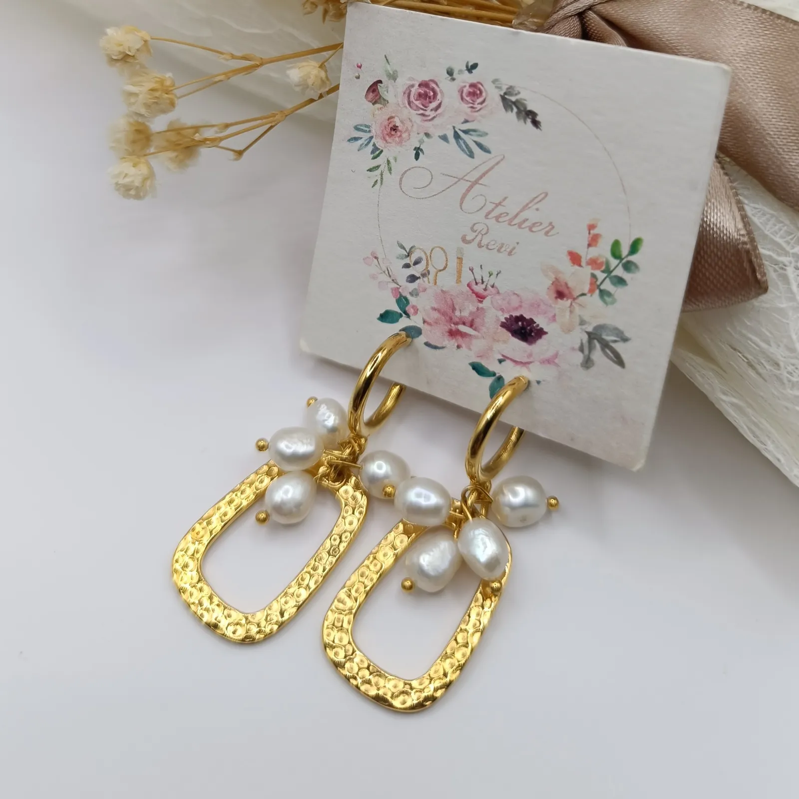 Σκουλαρίκια «Pearl & Hammered Gold»