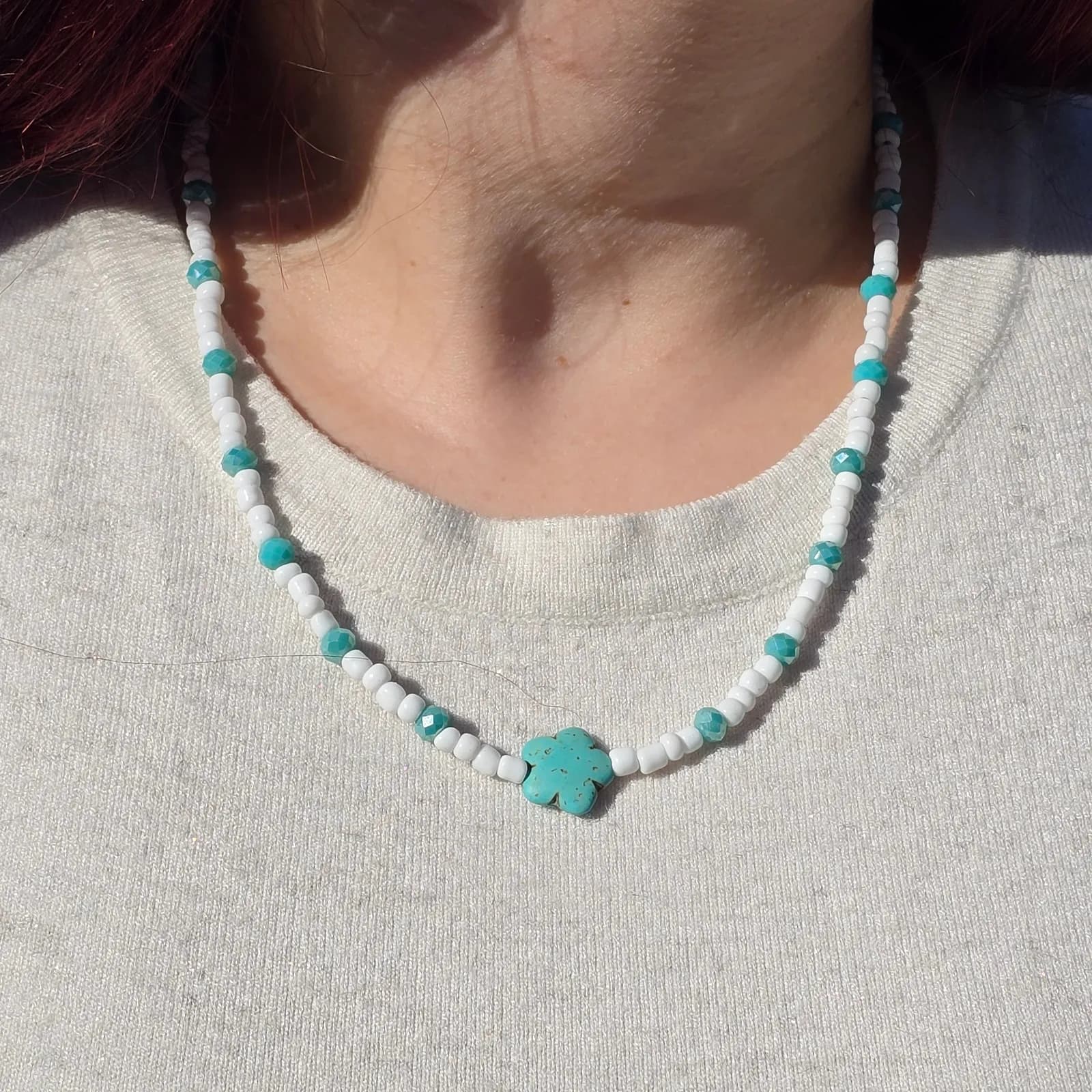 Κολιέ "Turquoise Bloom" με Γυάλινες Χάντρες & Μαργαρίτα