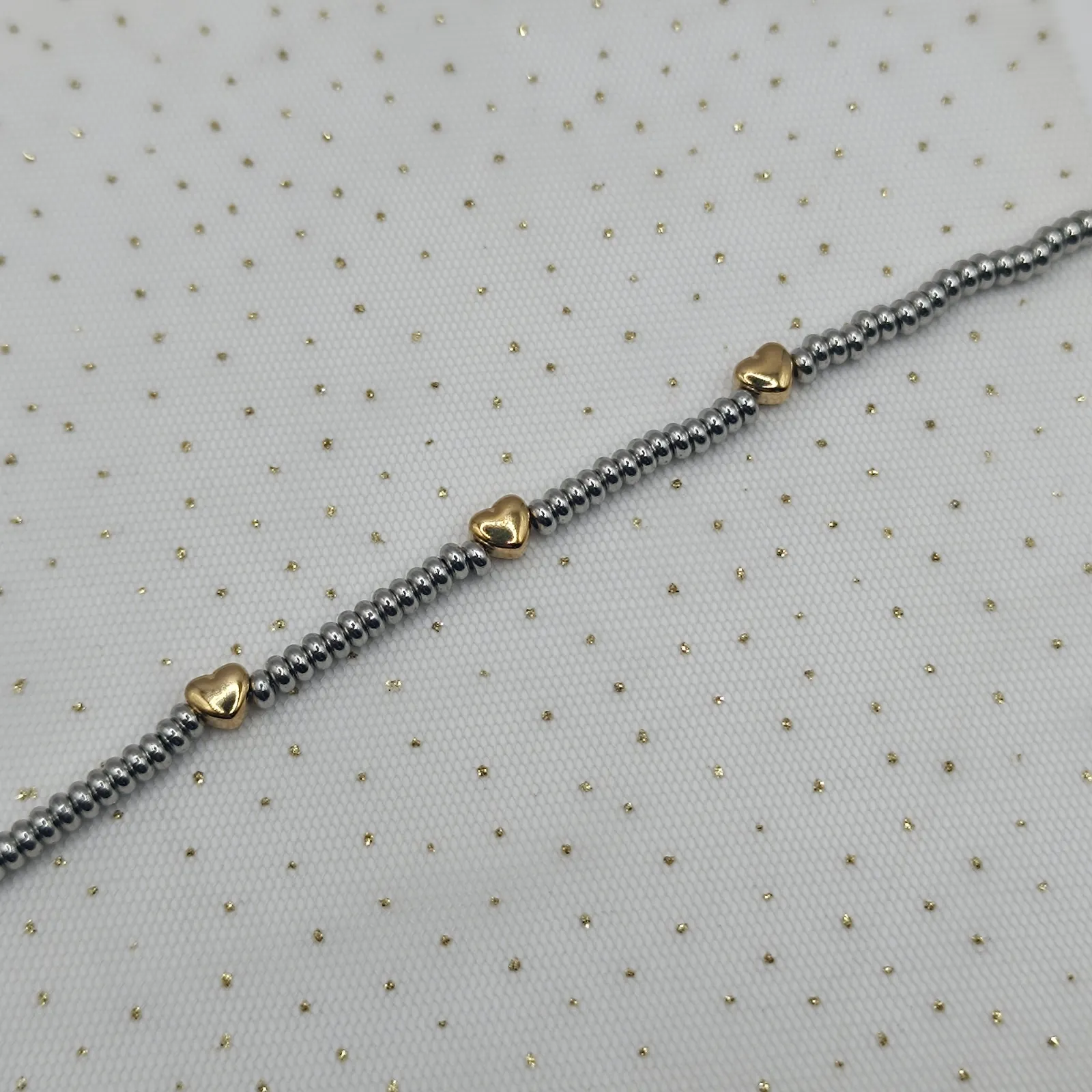 Minimal Βραχιόλι "Hematite Grace" με Χρυσές Καρδιές