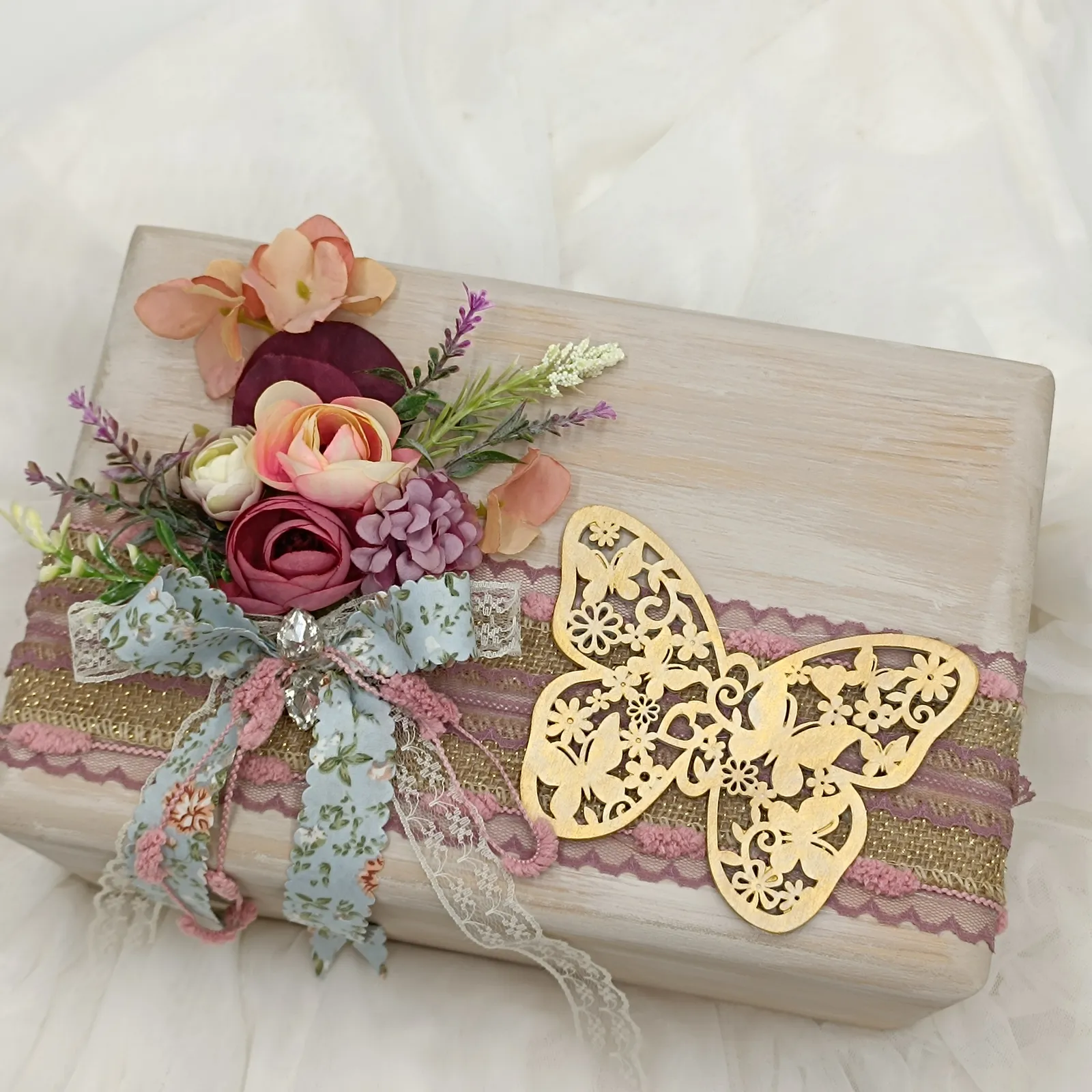 Χειροποίητο Ξύλινο Κουτί "Golden Butterfly" – Μασίφ Ξύλο & Floral Σύνθεση